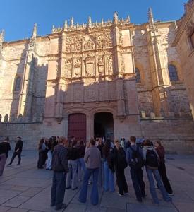  ŠPANĚLŠTINĚ TVÁŘÍ V TVÁŘ   